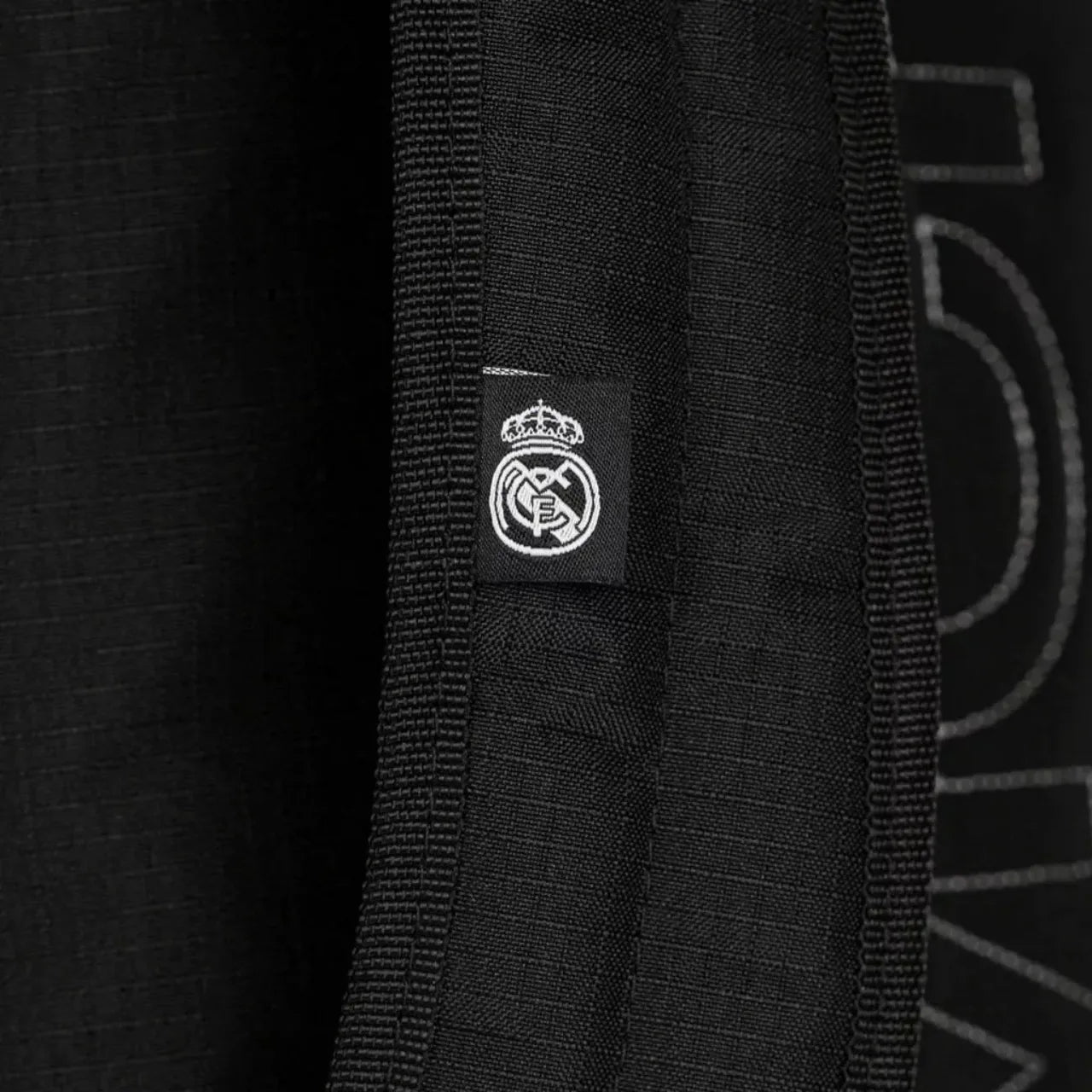 Mochila de Costas Esportiva Real Madrid Xeryus com Bolso Frontal