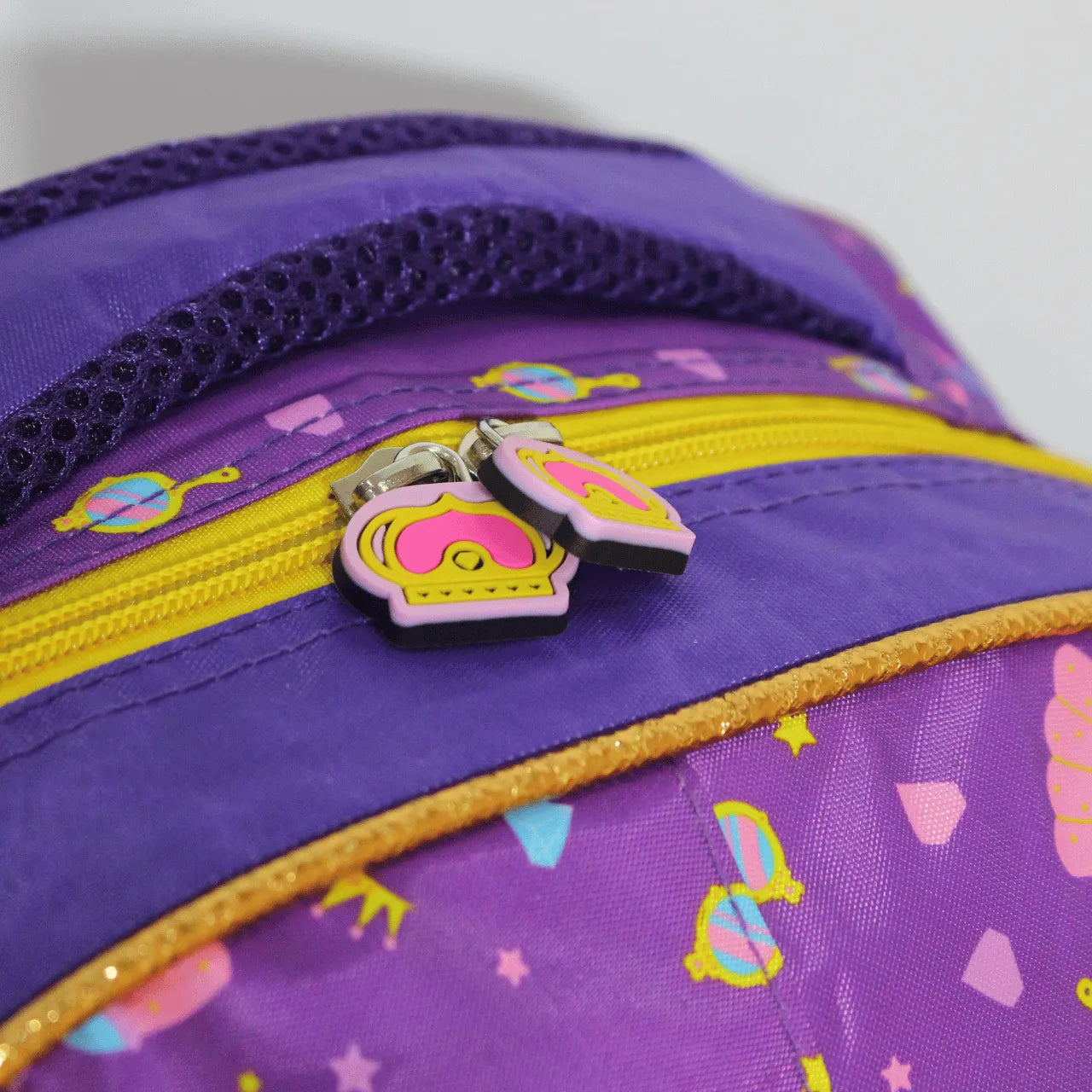 Mochila Infantil Costas 3 Princesas Colorida Escolar Roxa com Bolsos Laterais